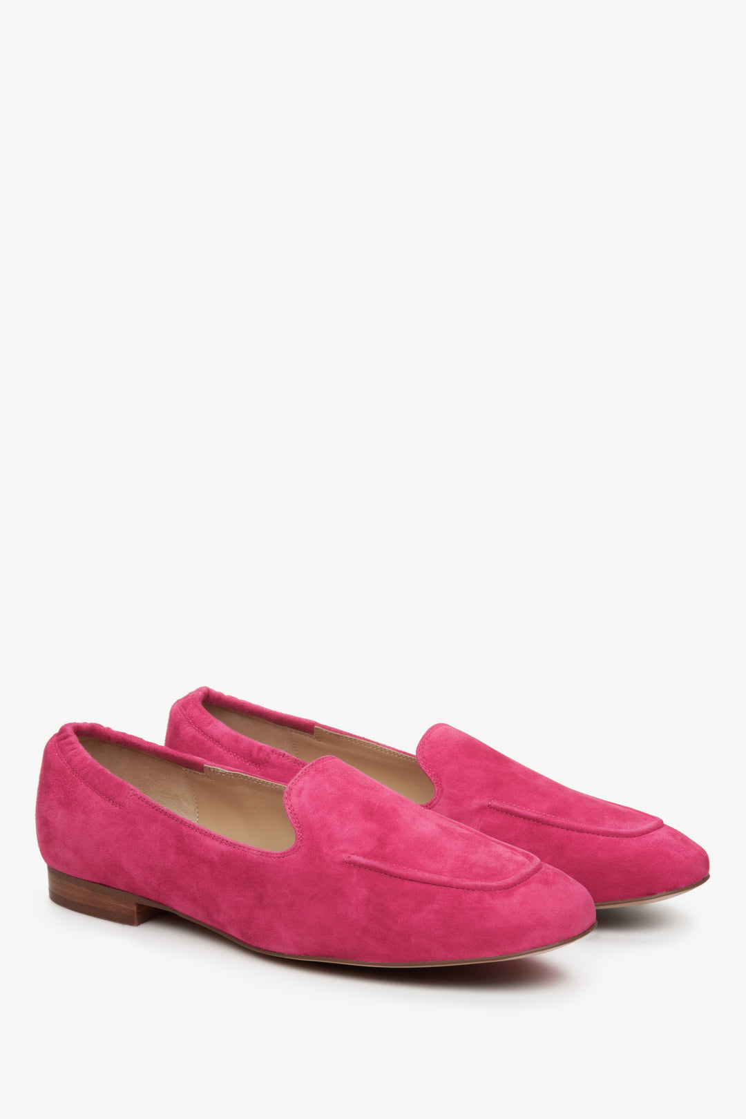 Women's fuchsia moccasins made of genuine velour - presentation of the toe and side vamp.