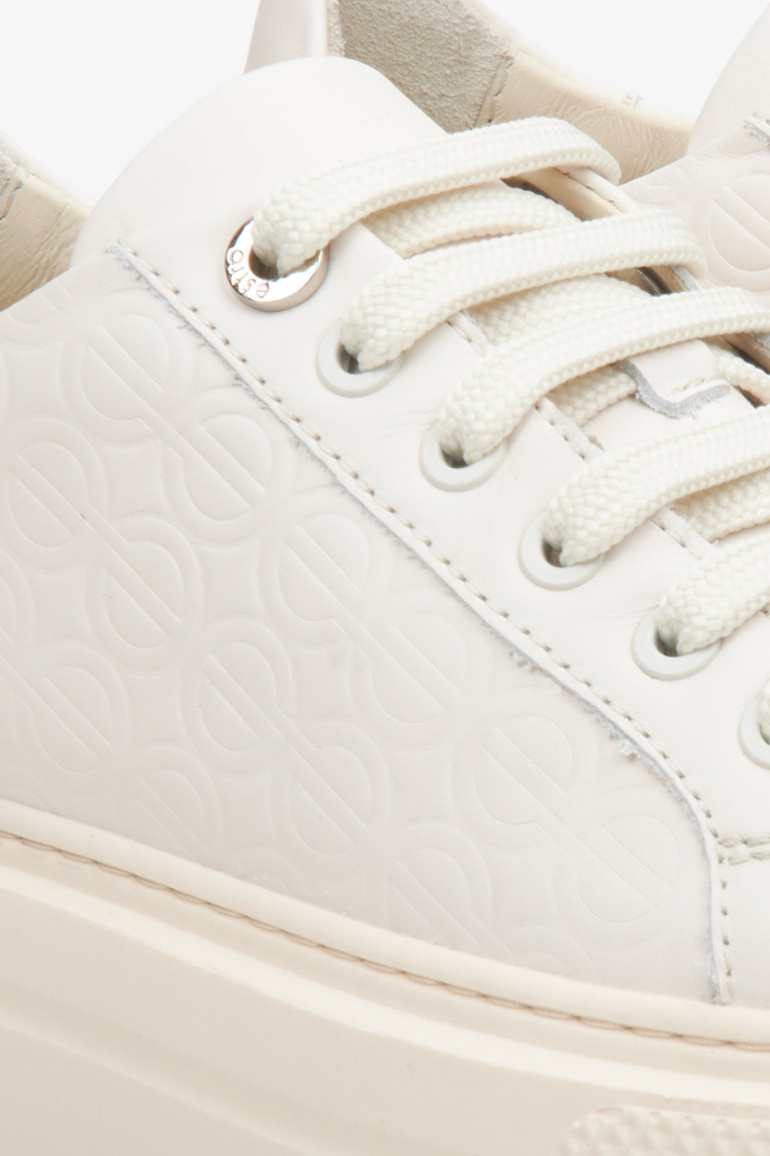 Estro women's light beige sneakers made of genuine leather - close-up on the details.