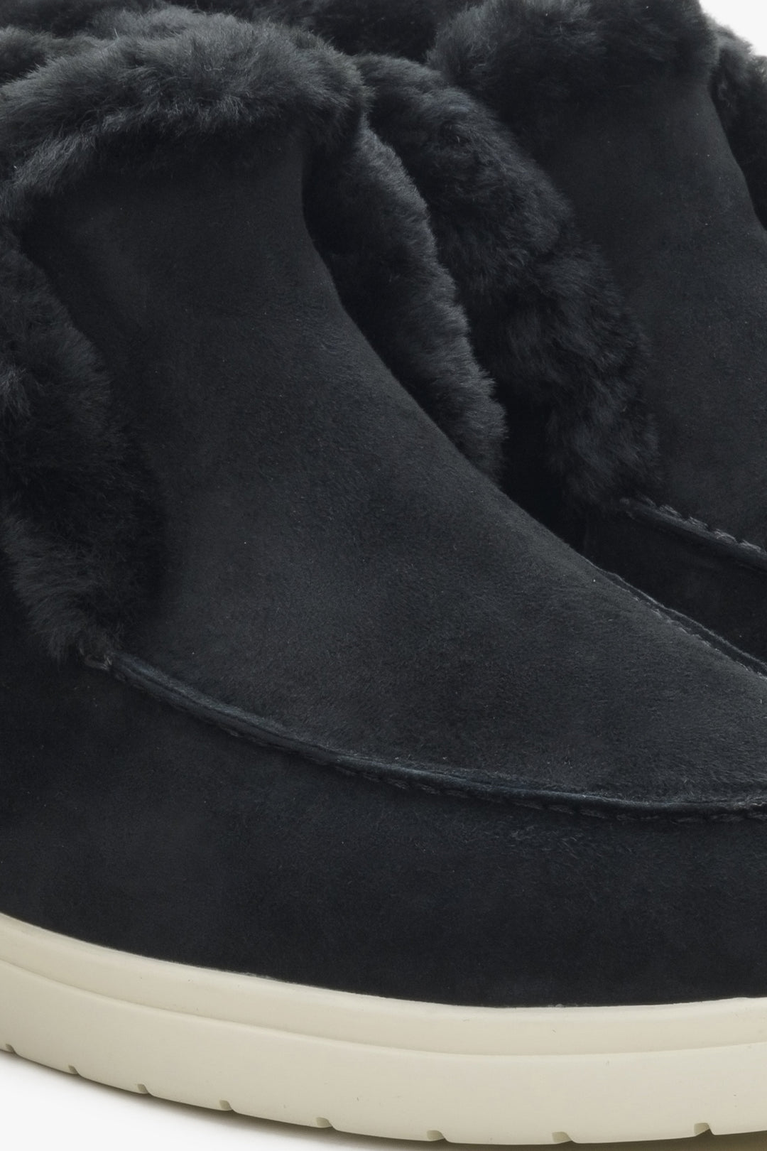 Women's fur and velour ankle boots in black colour.