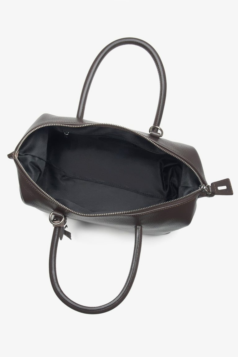 Women's satchel handbag made of premium Italian natural leather, offered by the Estro brand.