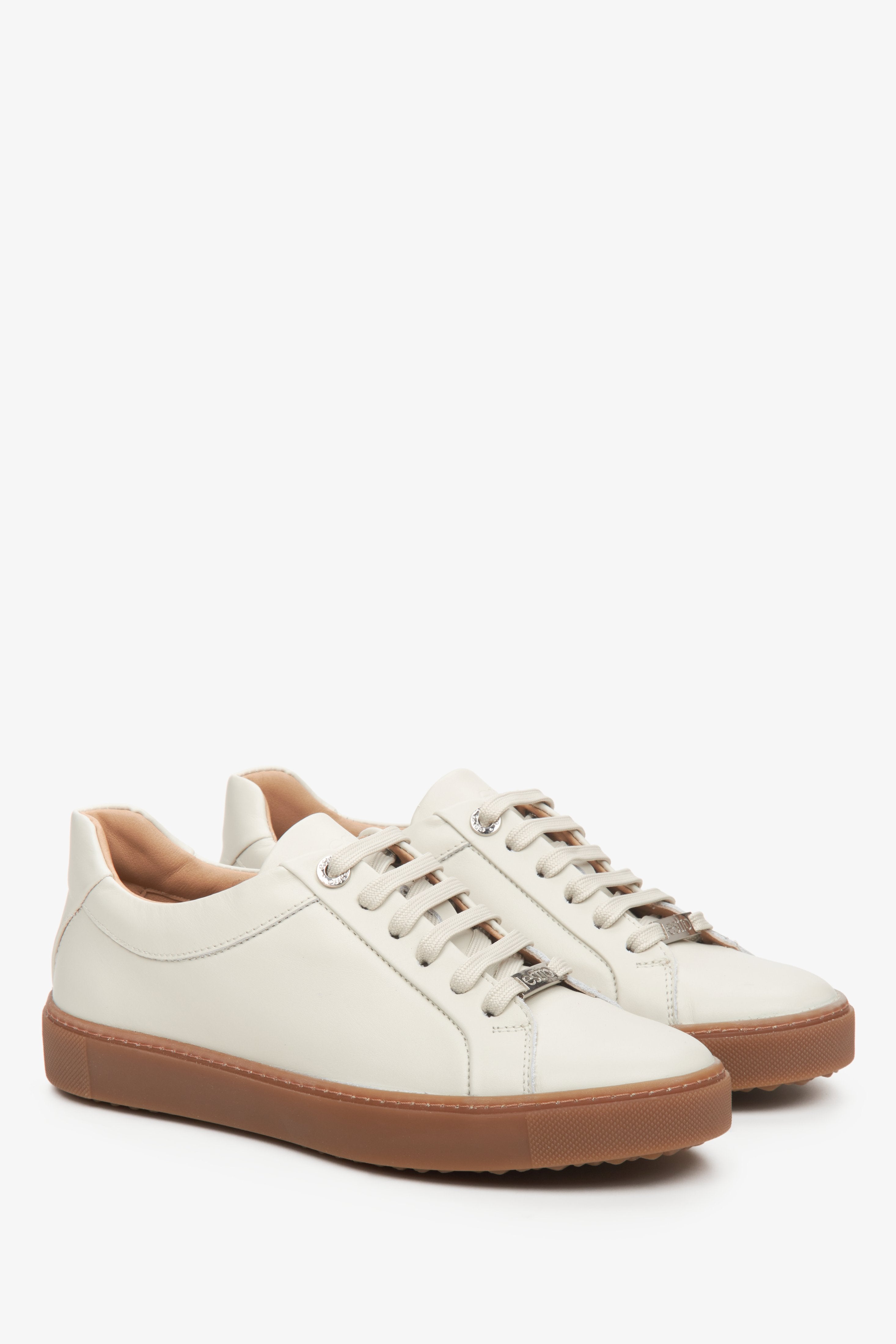 Comfortable women's light beige sneakers by Estro.