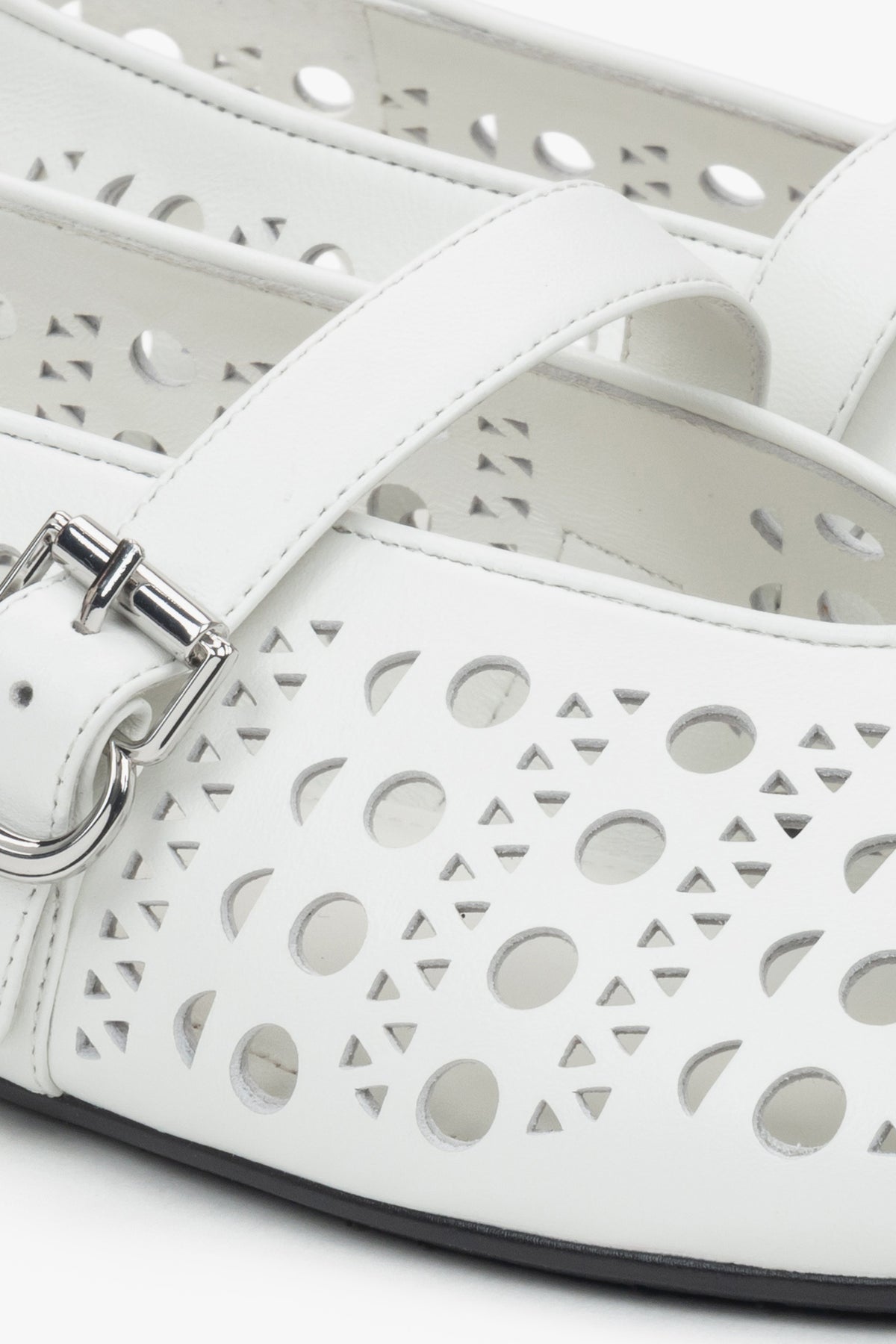 White perforated women's ballet flats made of genuine leather by Estro - details.