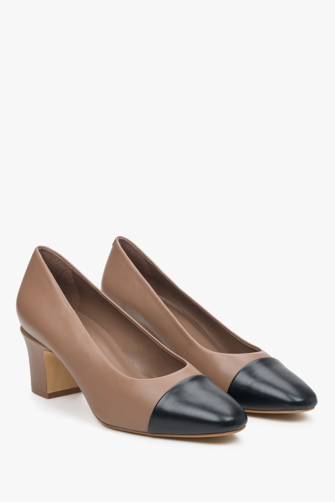 Women's brown pumps with a black toe and Estro high heels made of Italian genuine leather - a close-up of the shoe's toe.