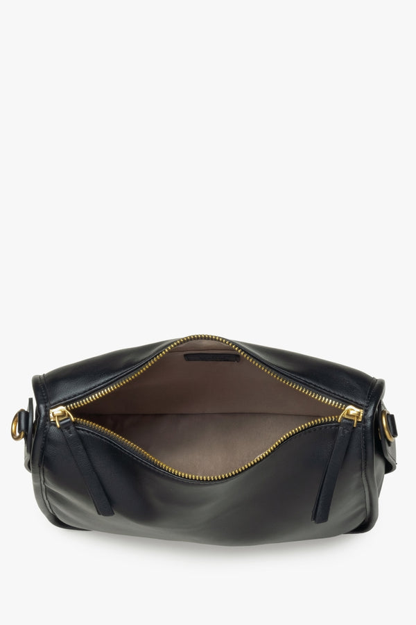 Women's black shoulder bag Estro - a close-up on the main compartment.