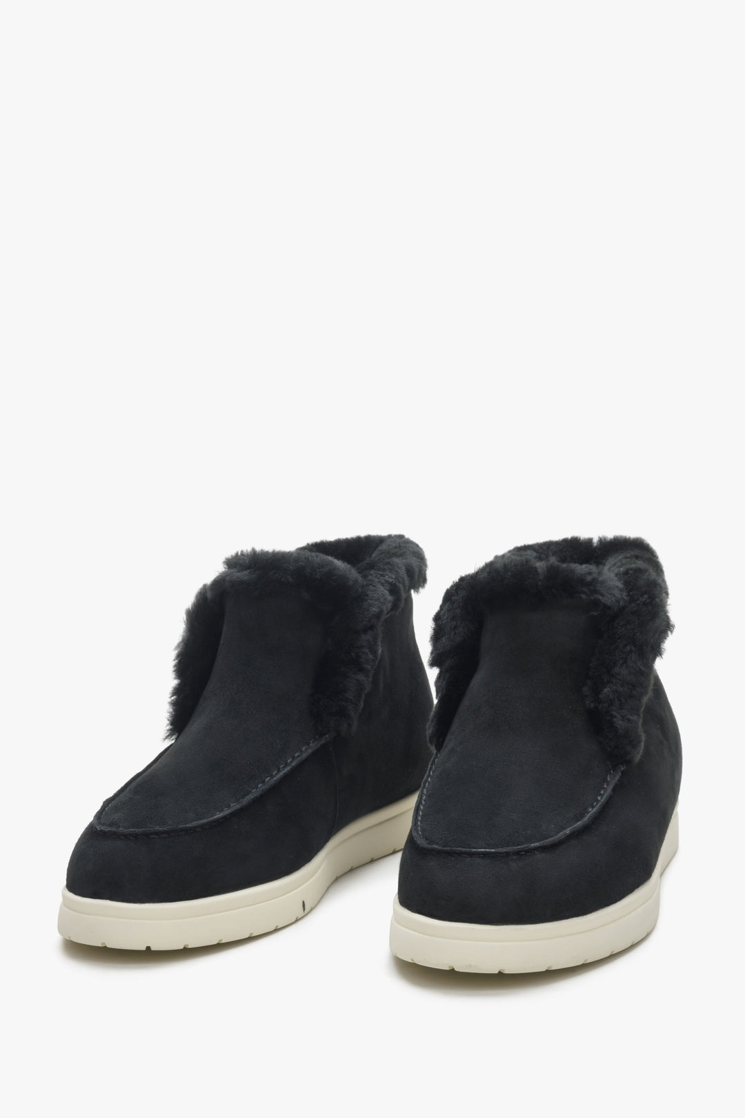 Low-top black slip on boots Estro with fur lining - presentation of the tip of the toes.