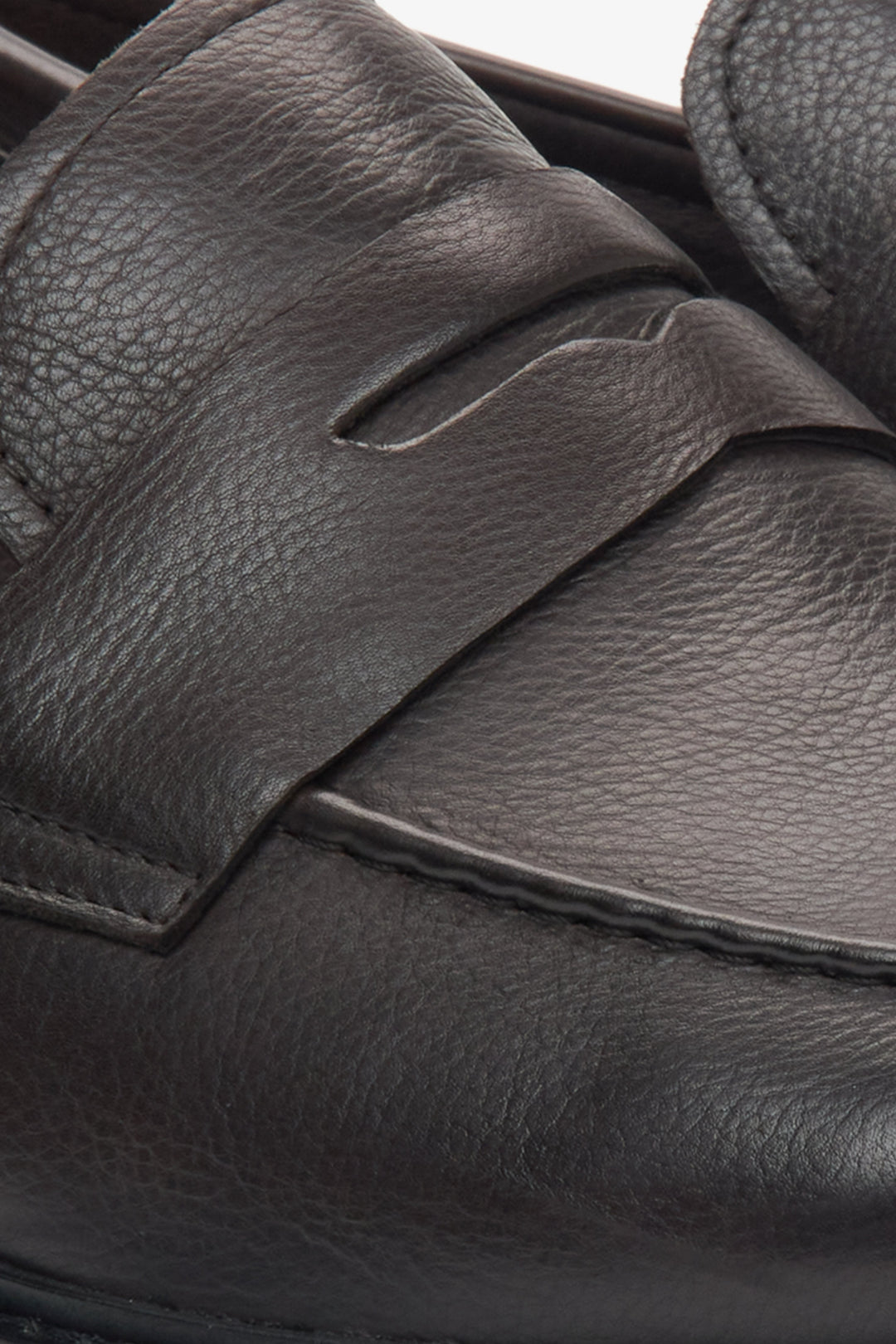 Men's dark brown leather loafers Estro - close-up of details.