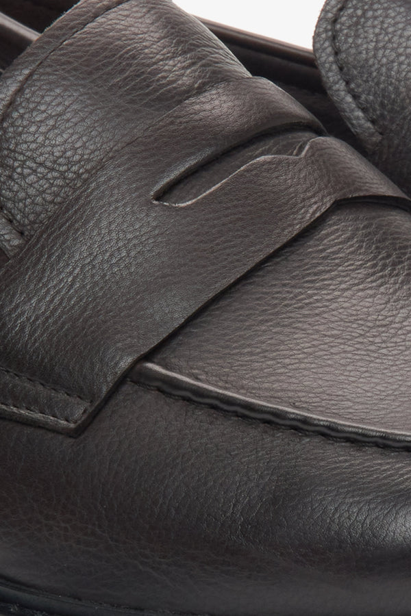 Men's dark brown leather loafers Estro - close-up of details.