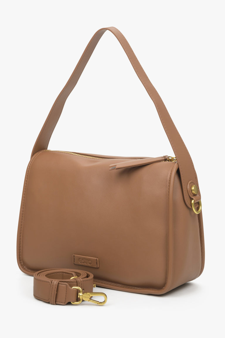 Estro women's brown leather shoulder bag.