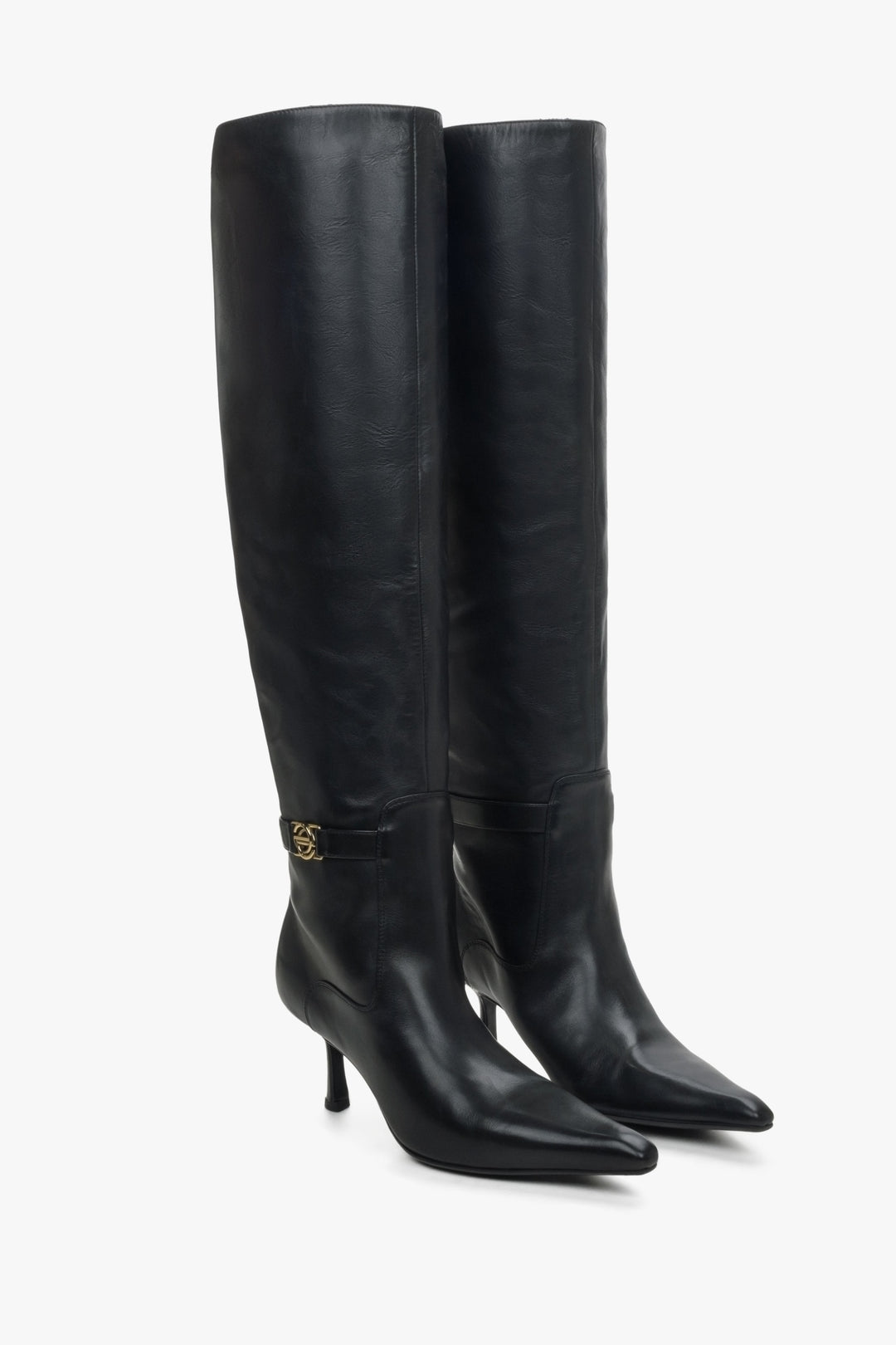 Women's high boots in black made of genuine leather with a low heel by Estro - close-up on the toe and front of the shoe.