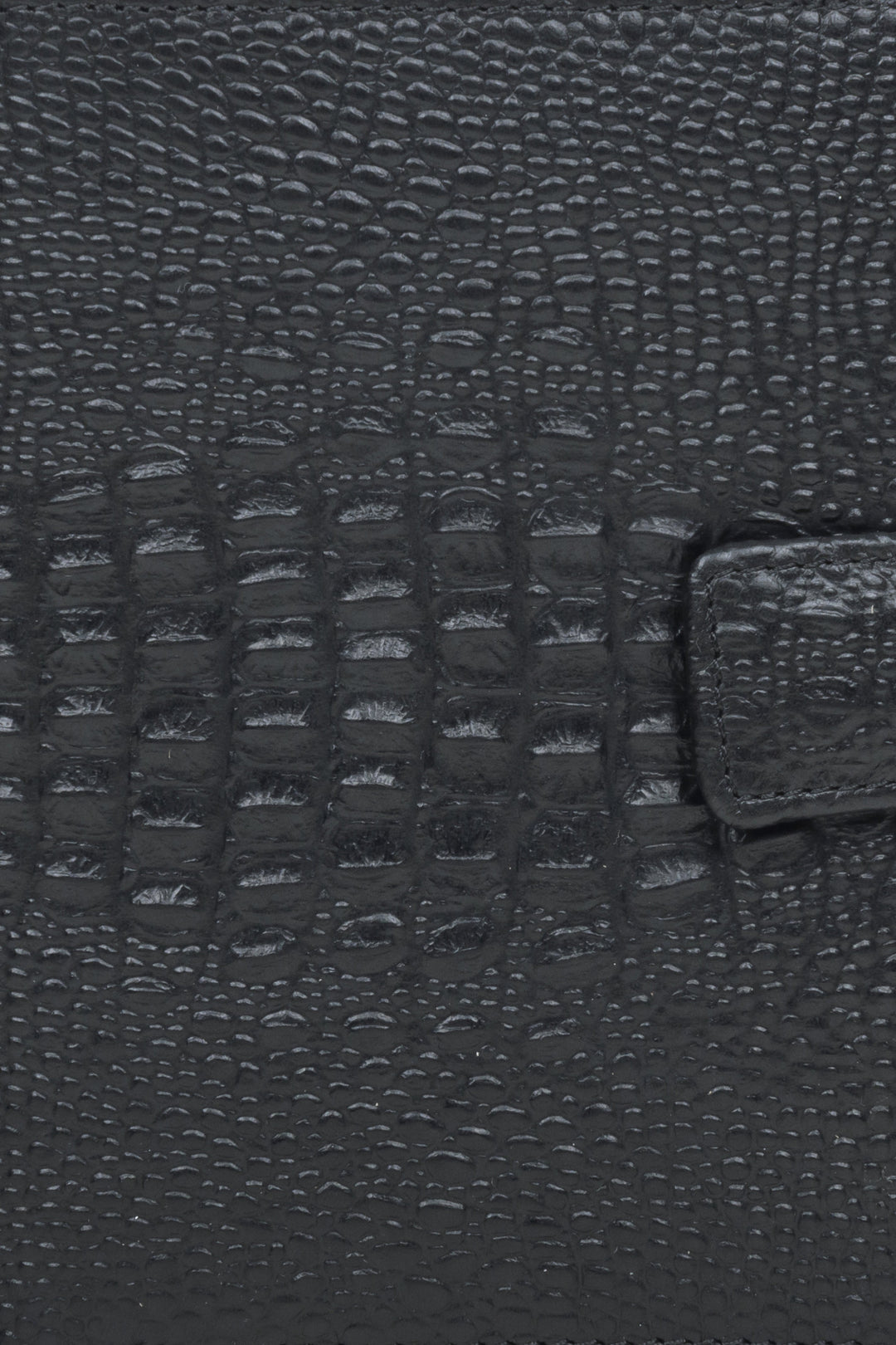 Men's black functional wallet made of genuine leather by Estro - close-up on details.