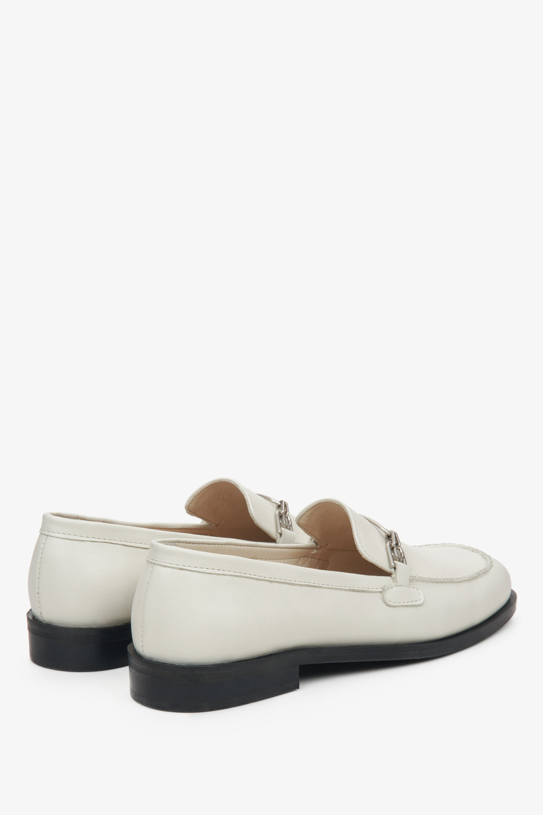 Estro women's beige  loafers - a close-up of the shoe's heel counter.