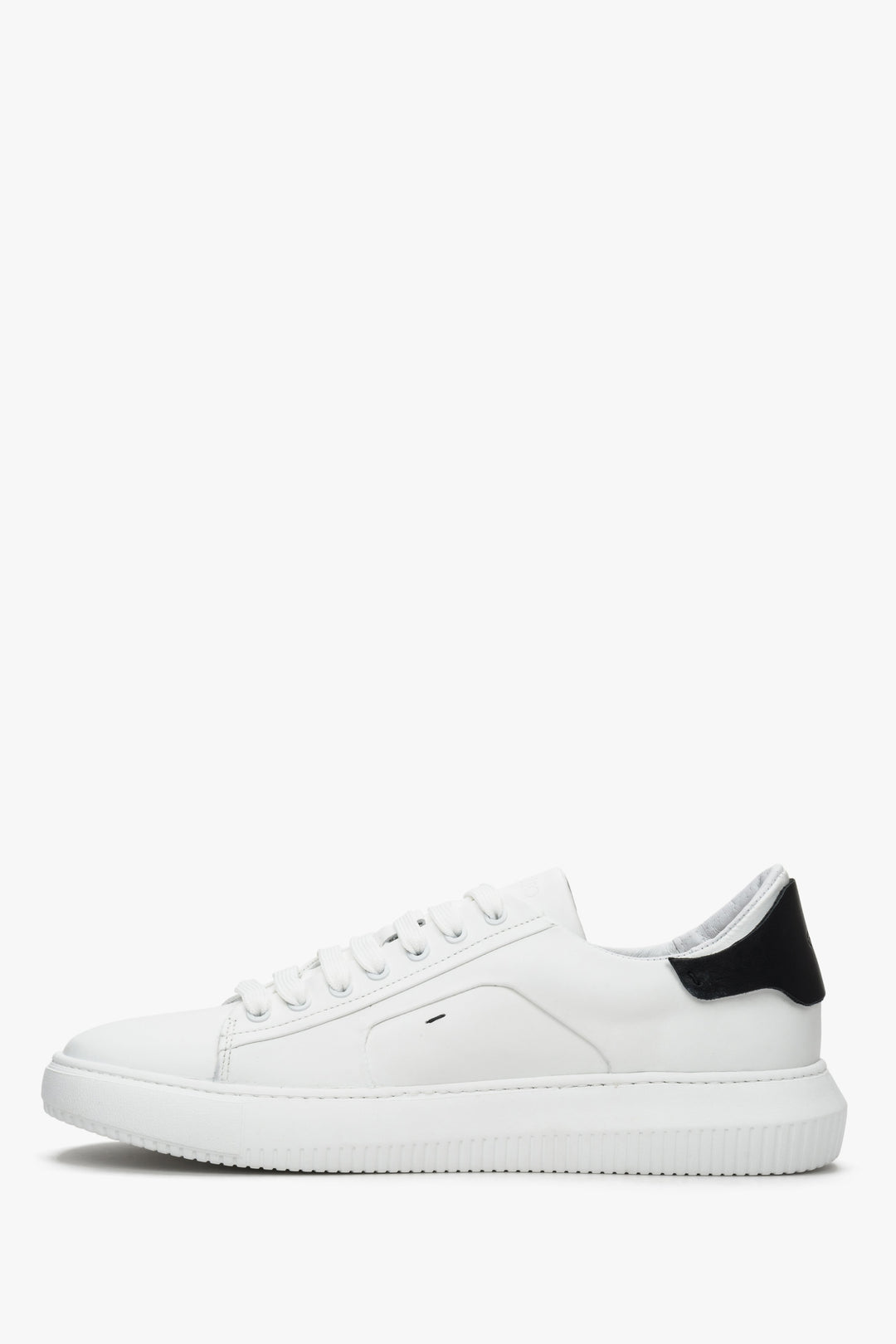 Comfy men's sneakers in black and white made of natural leather on a rubber sole.