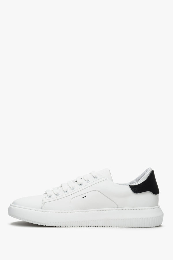 Comfy men's sneakers in black and white made of natural leather on a rubber sole.