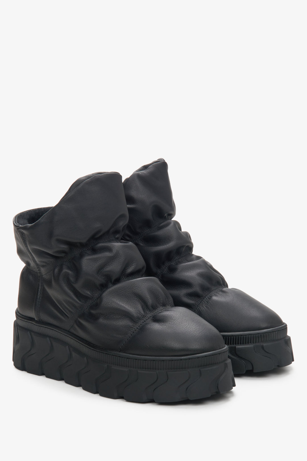 Women's snow boots in black.