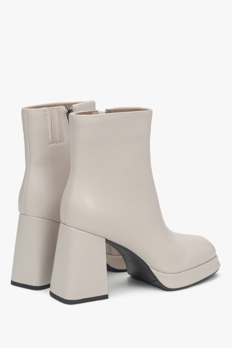 Light beige leather women's ankle boots with a platform and stable heel by Estro - close-up of the heel and side profile of the shoes.