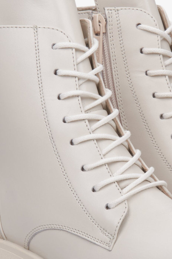 Women's Estro winter boots made of natural leather - close-up of the beige lacing system.