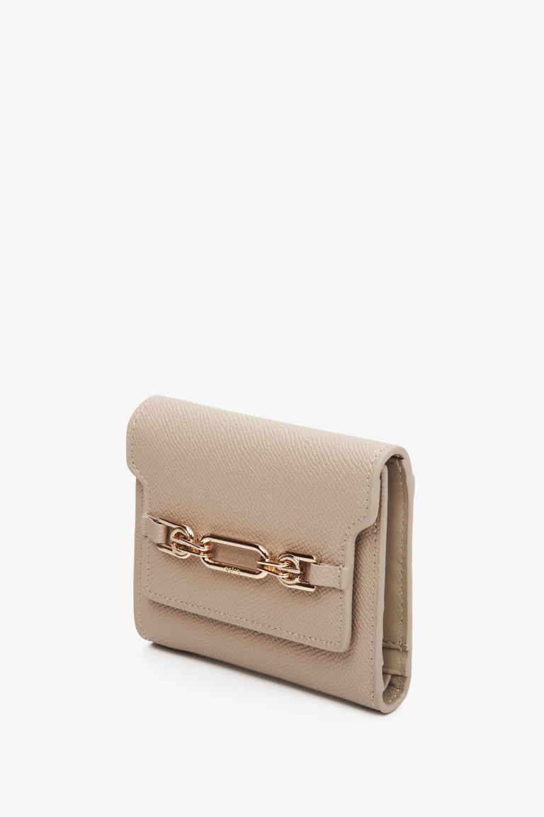 Women's beige leather wallet with a gold clasp, Estro.