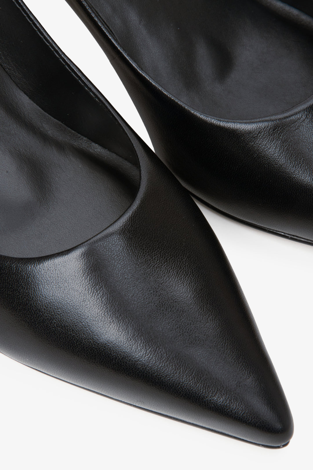 Women's black leather pumps by Estro - close-up of the heel and the stitching line.