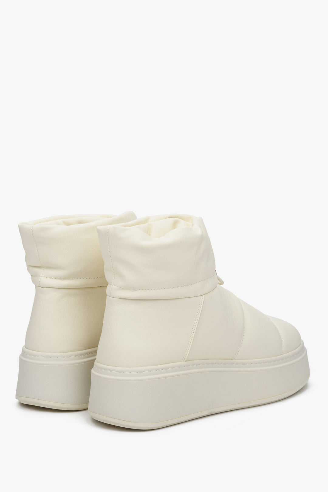 Estro women's white leather snow boots - presentation of the heel and side seam.