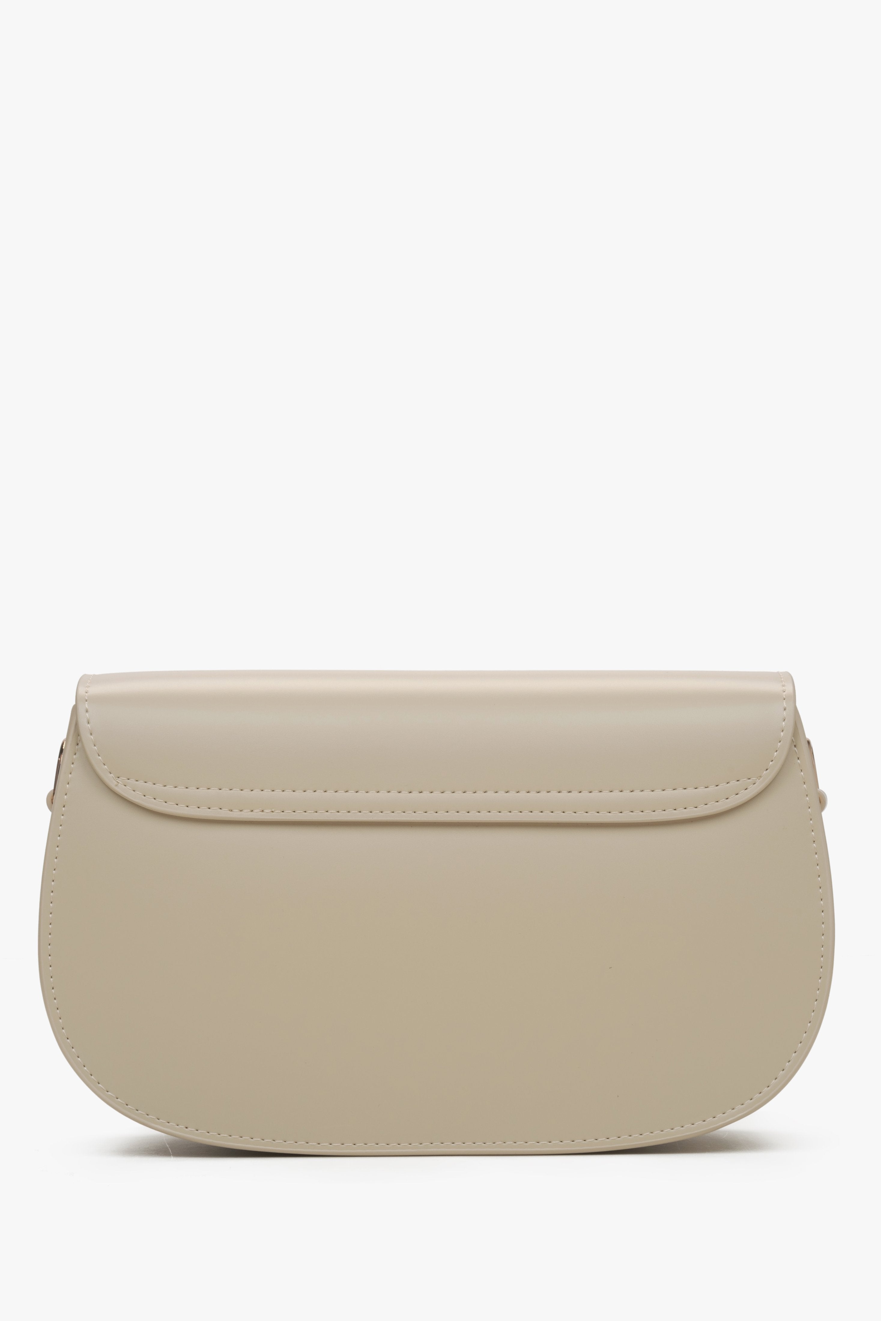 Estro women's leather bag with adjustable strap, beige colour - back side.