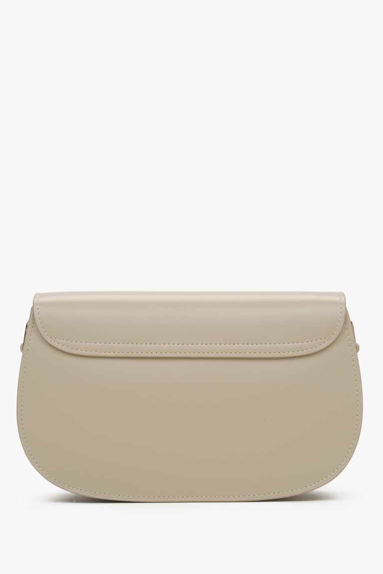 Estro women's leather bag with adjustable strap, beige colour - back side.