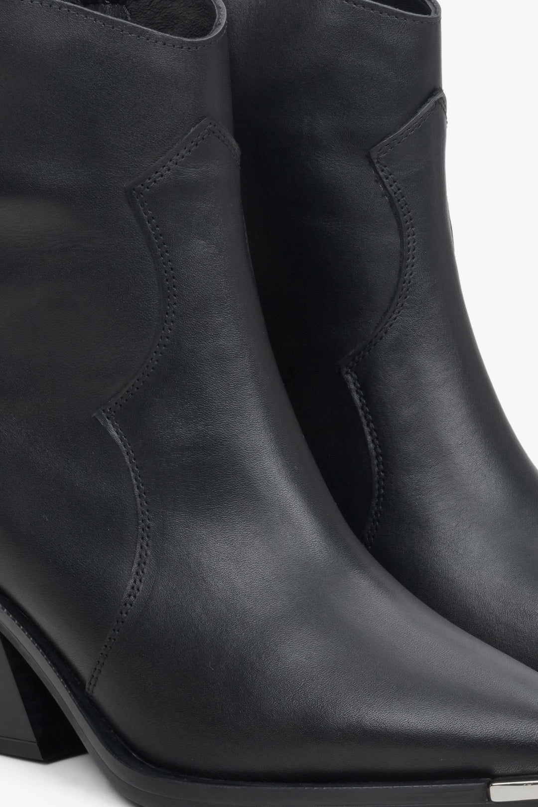 Black genuine leather cowboy boots Estro - a close-up on details.