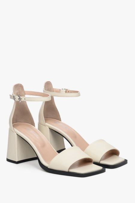 Beige Estro block-heeled sandals - presentation of the toe and side line of the summer footwear.