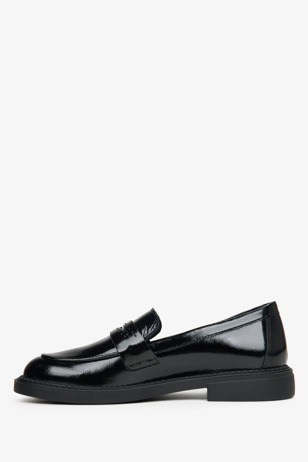 Elegant women's black loafers for spring by Estro - shoe profile.