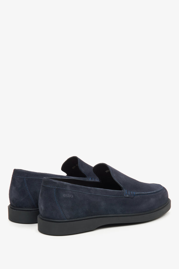 Men's dark blue moccasins Estro made of genuine velvet - close-up on the heel.