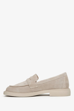 Women's velour loafers in beige colour by Estro - shoe profile.