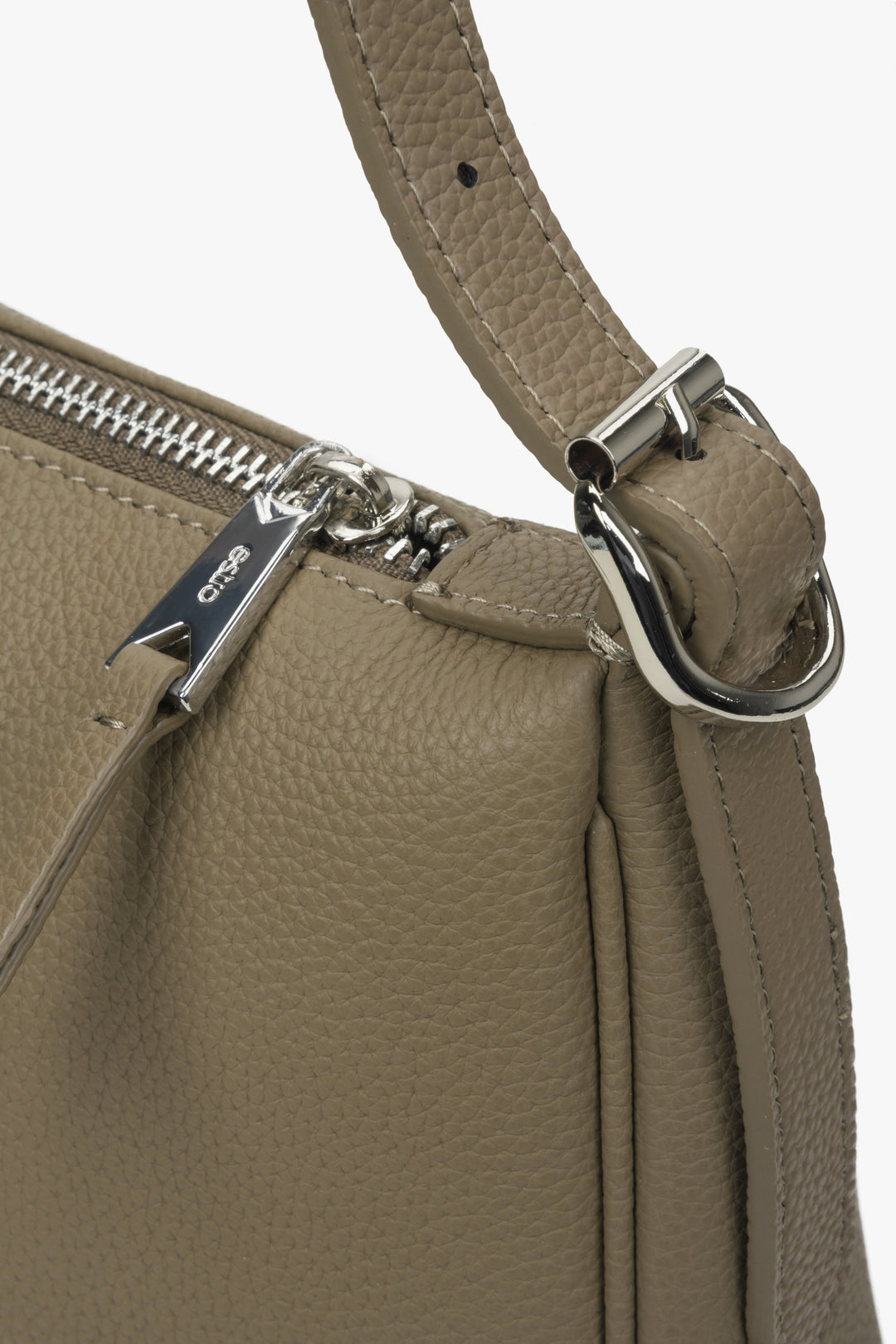 Leather shoulder bag in beige-grey - close-up on the details.
