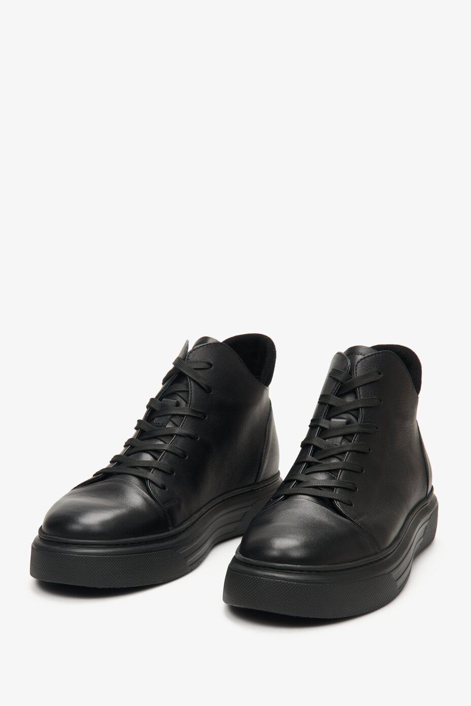 Men's high-top sneakers in black with laces by Estro.