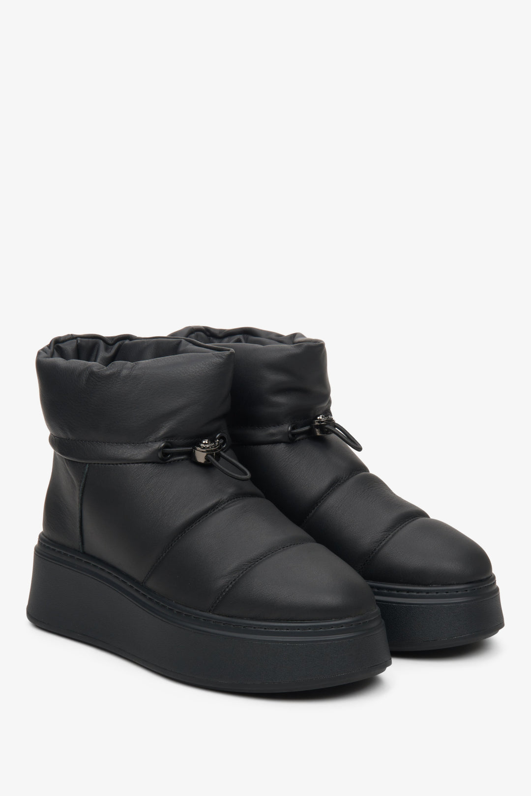 Winter women's snow boots made of genuine leather with a cuff by Estro - presentation of the toe and side seam.