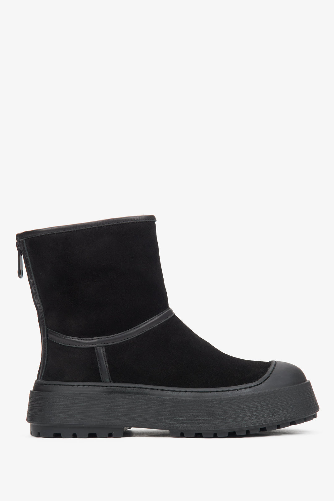 Women's black snow boots made of natural Italian velour, lined with fur, by Estro.