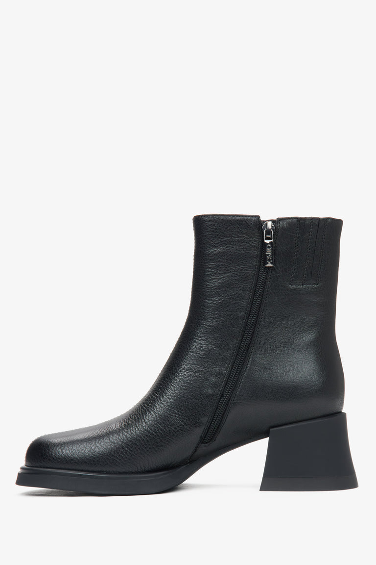 Women's black leather ankle boots by Estro - shoe profile.