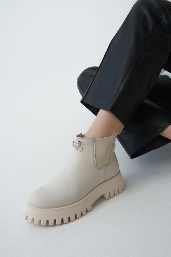 Women's low platform boots in beige by Estro - presentation of footwear on a model.