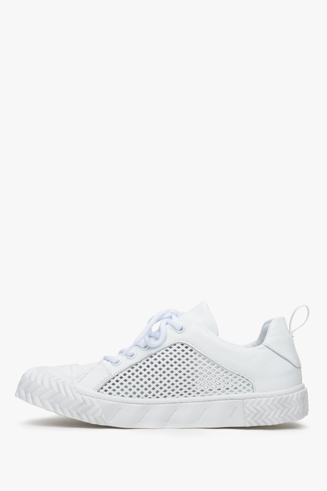 White women's sneakers by ES 8 made of natural leather with perforation and laces. 