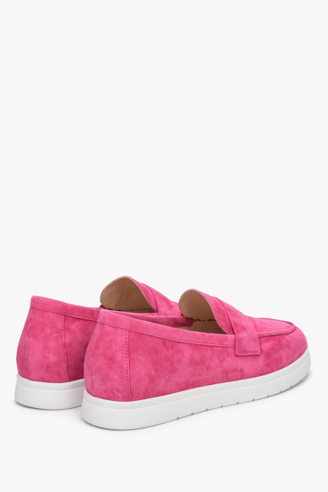 Women's Estro velour moccasins for fall in pink - presentation of the heel and side vamp.