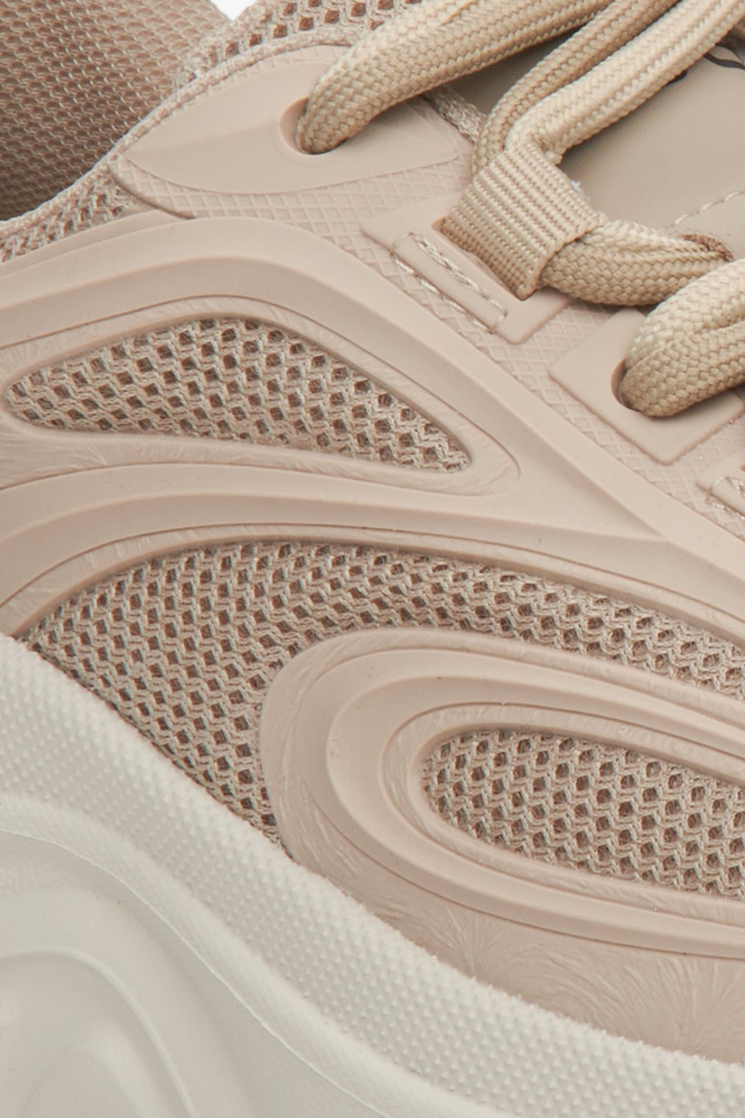 Light brown women's chunky platform sneakers ES 8 - a close-up on details.