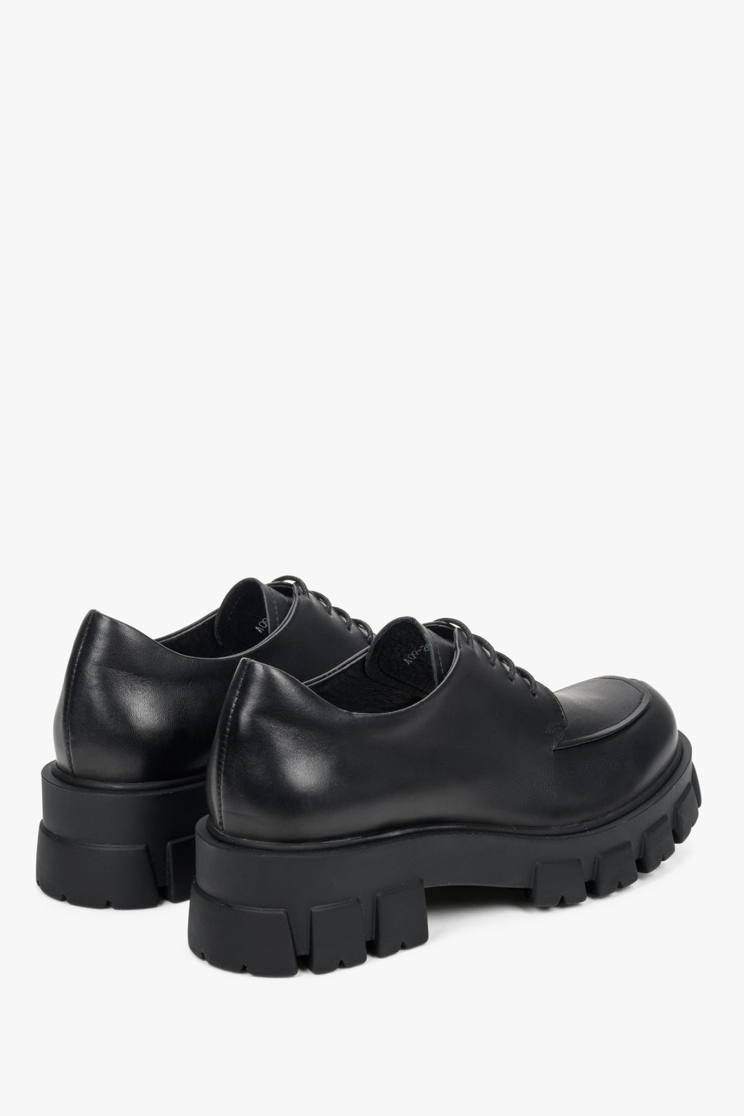 Lace-up women's leather shoes in black - close-up on the heel line and side seam.