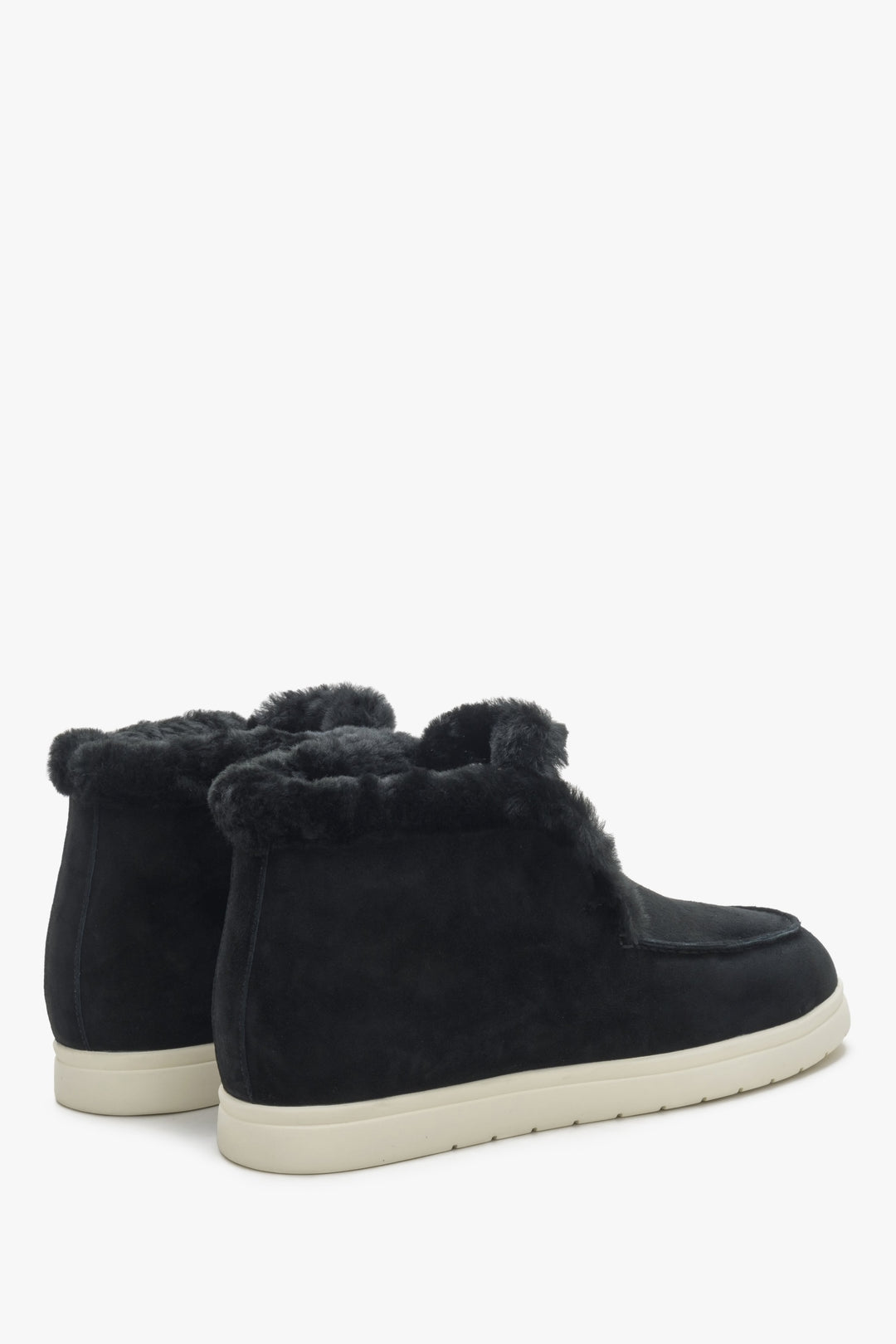 Slip on low-top boots in black colour made of velour and fur.