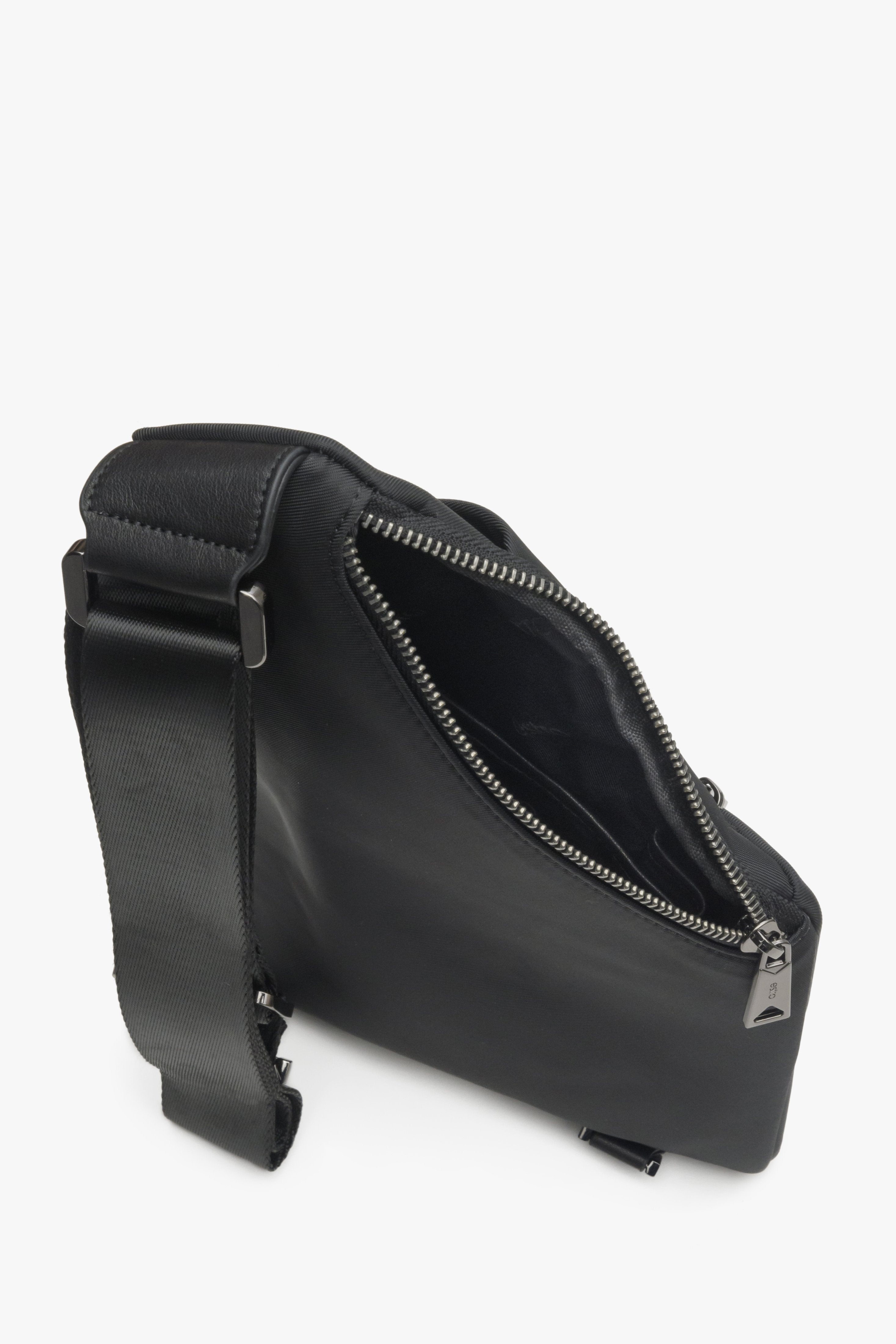 Estro men's black pouch - close-up of the interior.