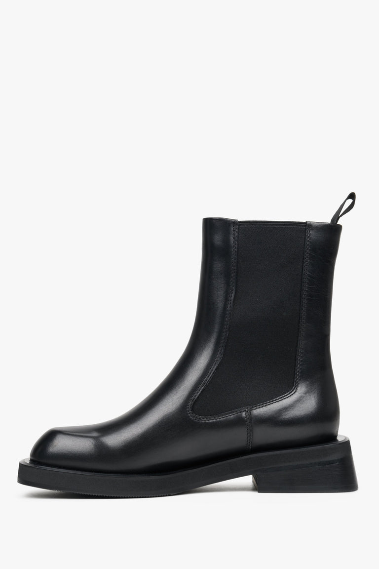 Women's black ankle boots made of genuine leather by Estro - close-up of the shoe profile.