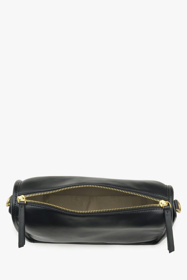 Estro women's black leather shoulder bag - close-up on the interior of the model.