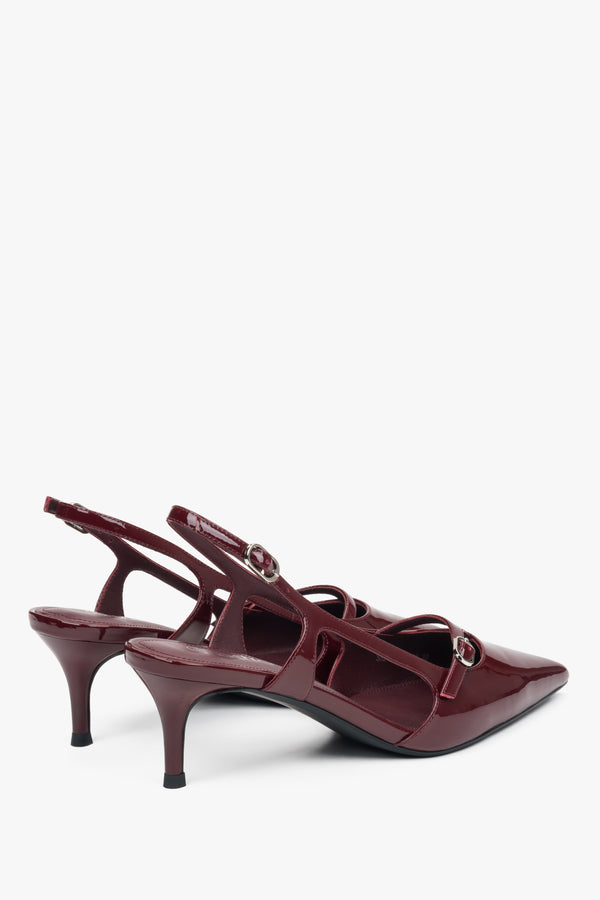 Burgundy Estro low-heeled sandals in slingback style.