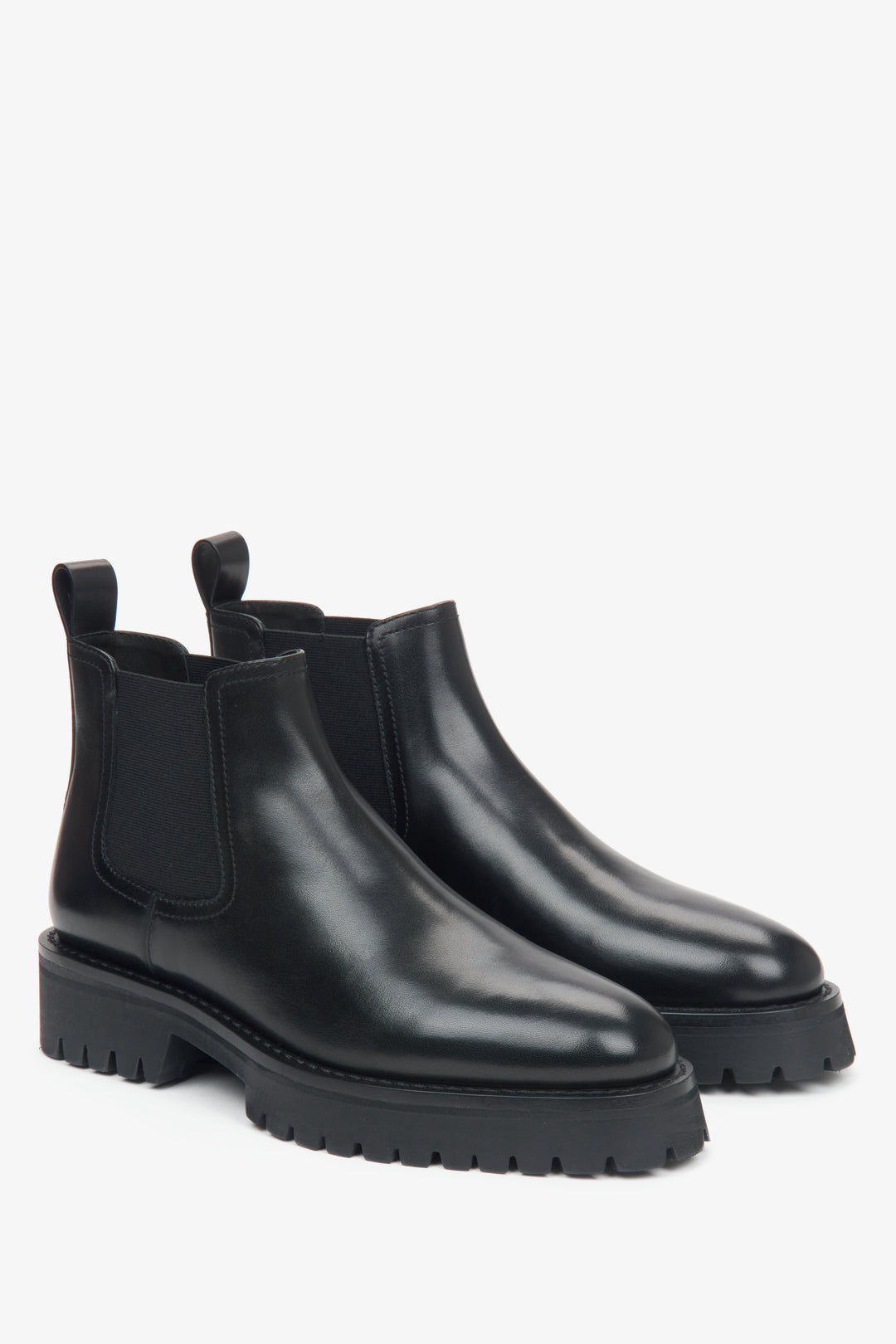 Elegant black low Chelsea boots for women made of genuine leather from Estro - close-up of the side line of the shoes.