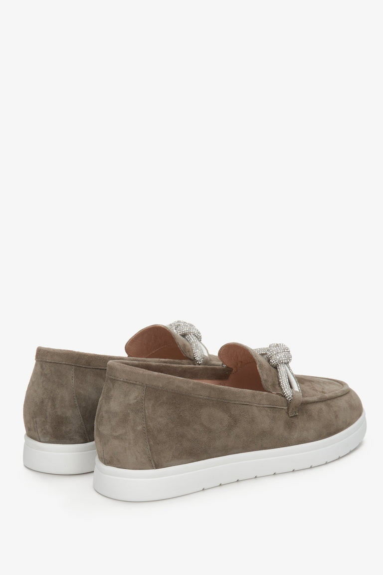 Estro women's genuine velour grey moccasins - presentation of the shoe's heel.