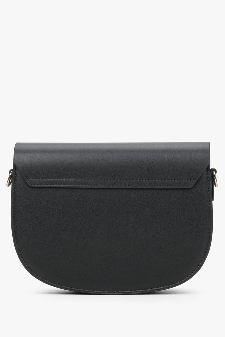 Estro women's black shoulder bag - back view of the model.