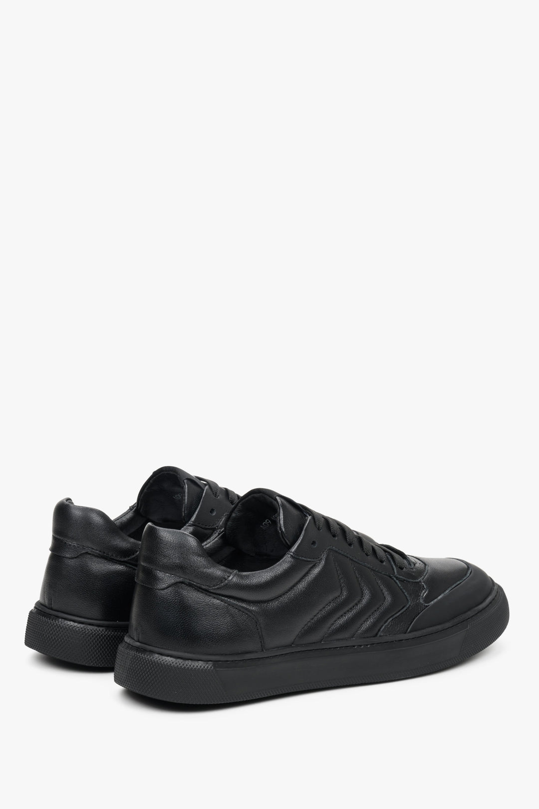 Low men's sneakers for fall made from genuine black leather by Estro - close-up of the heel counter and the back part of the upper.