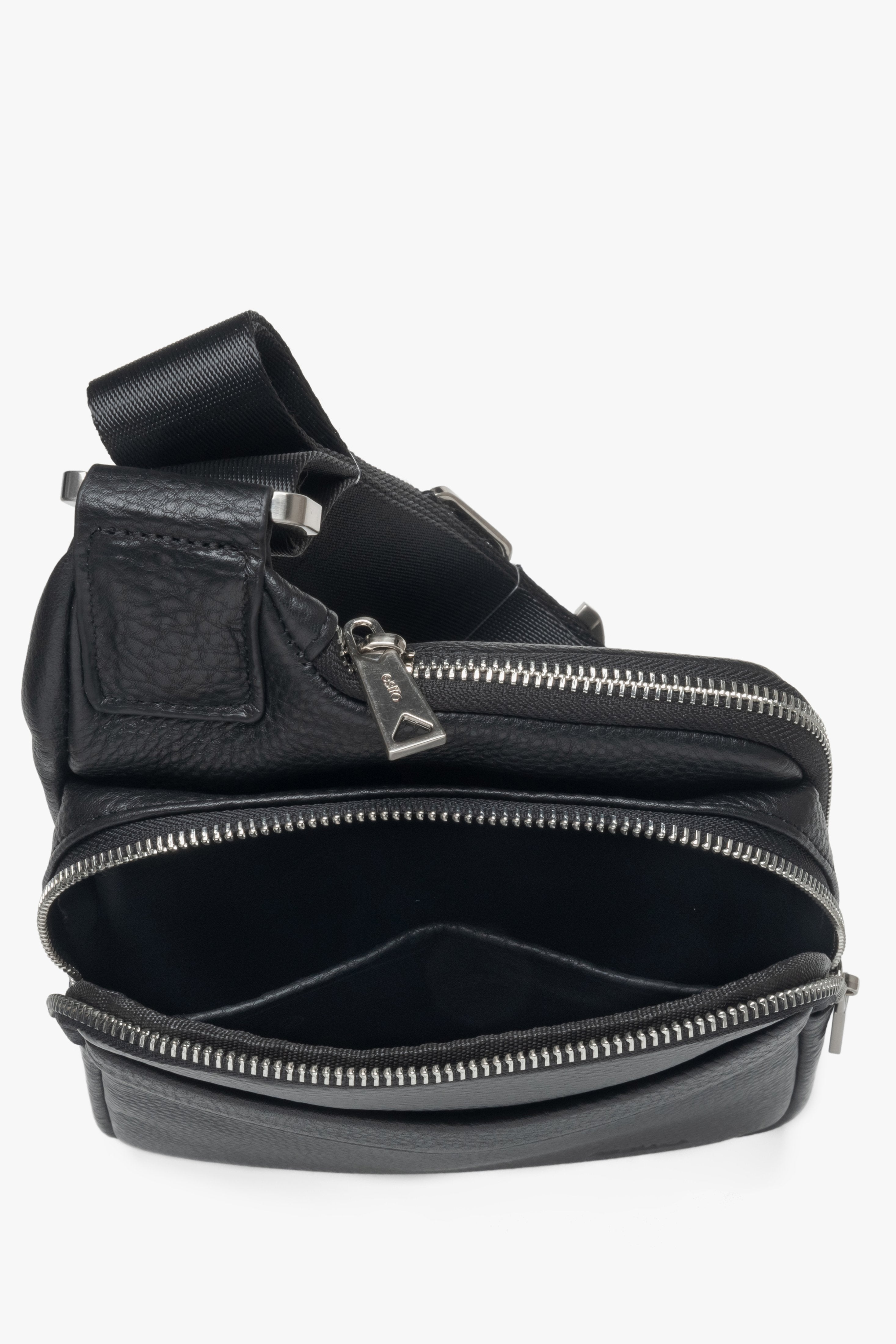 Elegant black men's shoulder bag made of genuine leather, equipped with an adjustable strap, by Estro - interior presentation.